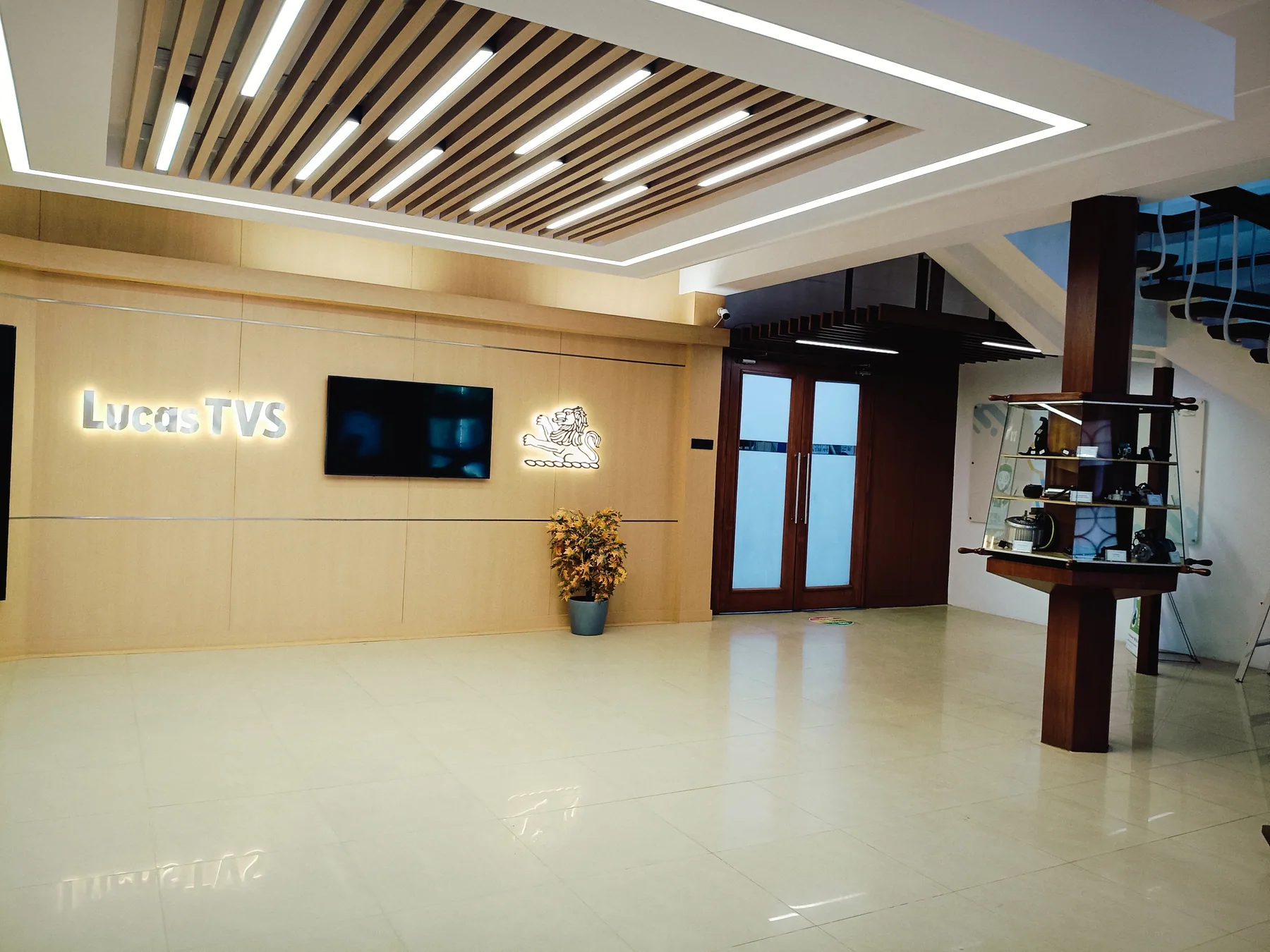 Feature wall beneath a recessed illuminated ceiling