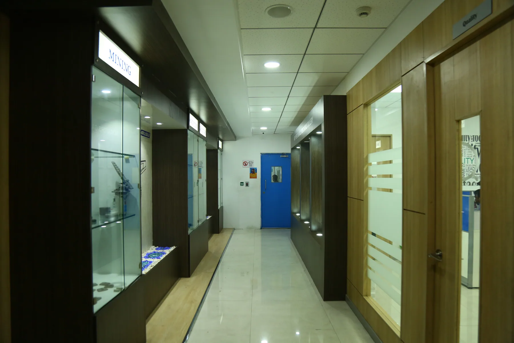 Office and product gallery — photograph 9
